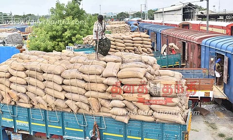 திருவாரூரில் இருந்து ஈரோட்டுக்கு ரெயில் மூலம் வந்த 2 ஆயிரம் டன் நெல்