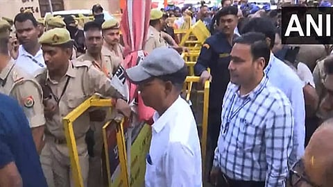 ஞானவாபி வழக்கு; மசூதி வளாகத்திற்குள் ஆய்வை தொடங்கிய தொல்லியல் துறை அதிகாரிகள்