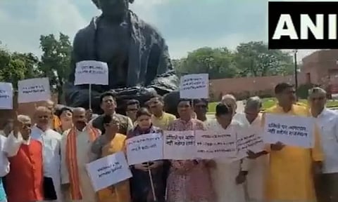 பெண்களுக்கு எதிரான குற்றங்கள்; நாடாளுமன்றத்தில் காந்தி சிலை முன் ராஜஸ்தான் பா.ஜ.க. எம்.பி.க்கள் போராட்டம்