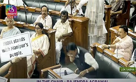 எதிர்க்கட்சிகள் அமளி; மக்களவை 2 மணி வரை ஒத்தி வைப்பு