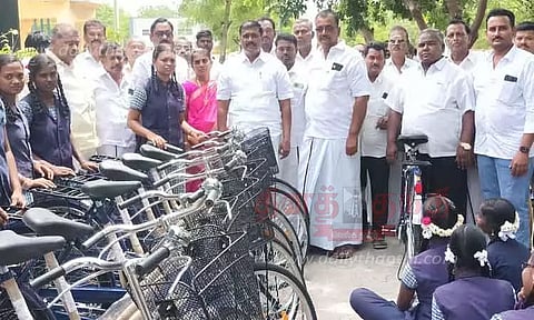 பள்ளி மாணவ-மாணவிகளுக்கு இலவச சைக்கிள்; எம்.எல்.ஏ. வழங்கினார்