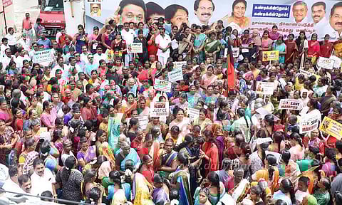 தி.மு.க. மகளிர் அணியினர் ஆர்ப்பாட்டம்