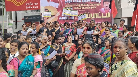 கும்பகோணத்தில், தி.மு.க. மகளிர் அணியினர் ஆர்ப்பாட்டம்