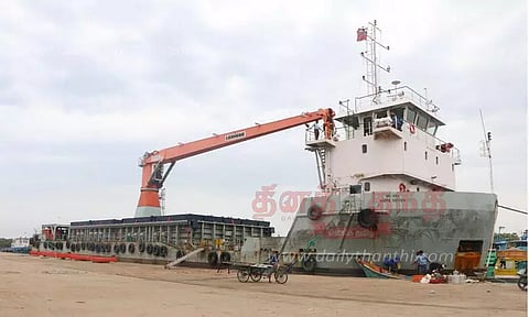 50 கன்டெய்னர்களுடன் சரக்கு கப்பல் வருகை