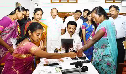 தமிழகம் முழுவதும் 36 ஆயிரம் சிறப்பு முகாம்கள் கலைஞர் மகளிர் உரிமைத்தொகை பெற விண்ணப்பங்கள் பதிவு செய்யும் பணி தொடக்கம் தர்மபுரியில் முதல்-அமைச்சர் மு.க.ஸ்டாலின் தொடங்கிவைத்தார்