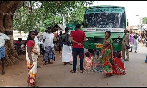 நகைக்கடன் தள்ளுபடி செய்யாததை கண்டித்து கிராம மக்கள் மறியல்