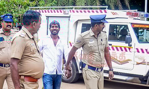 தஞ்சை கலெக்டர் அலுவலகத்தில் தொழிலாளி தீக்குளிக்க முயற்சி