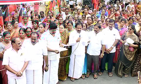 தி.மு.க. மகளிர் அணியினர் ஆர்ப்பாட்டம்