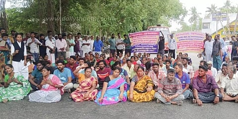 வாலிபரை கைது செய்யக்கோரி உறவினர்கள் சால மறியல்-போலீஸ் நிலையம் முற்றுகை