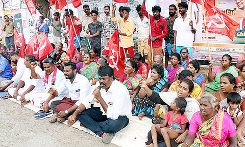 கல்மந்தை காலனி பொதுமக்கள் காத்திருப்பு போராட்டம்
