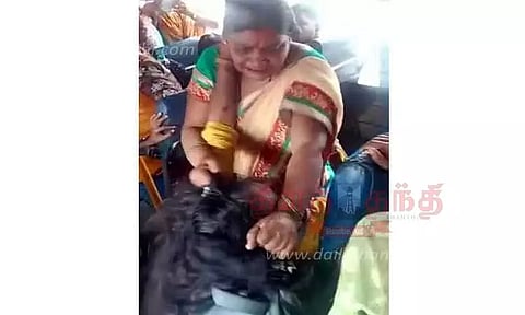 இருக்கைக்காக அரசு பஸ்சில் இரு பெண்கள் இடையே குடுமிப்பிடி சண்டை