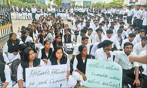 சட்டக்கல்லூரி மாணவர்கள் போராட்டம் - மதுக்கடையை அகற்ற கோரி நடந்தது