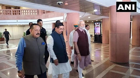 நாடாளுமன்ற மழைக்கால கூட்டத்தொடர்; பா.ஜ.க. நாடாளுமன்ற கட்சி கூட்டத்தில் பங்கேற்க பிரதமர் மோடி வருகை