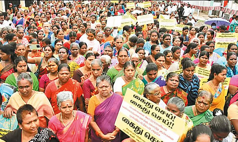 ஆவடியில் தி.மு.க. மகளிர் அணி ஆர்ப்பாட்டம்