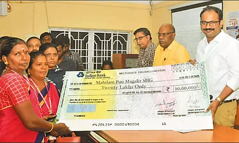 மக்கள் குறைதீர்க்கும் நாள் கூட்டம் மகளிர் சுய உதவி குழுக்களுக்கு ரூ.13½ கோடி கடனுதவி