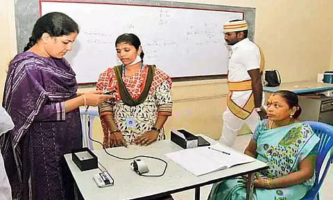 காஞ்சீபுரத்தில் கலைஞர் மகளிர் உரிமைத் திட்ட முகாம்களை கலெக்டர் பார்வையிட்டு ஆய்வு