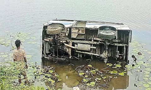 உத்திரமேரூர் அருகே தொழிலாளர்களை ஏற்றி வந்த வேன் ஏரிக்குள் கவிழ்ந்தது