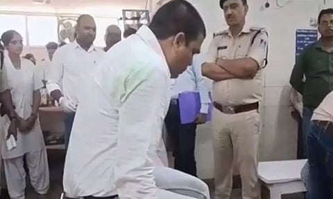 மத்திய பிரதேசம்: போலீசாரை பார்த்ததும் லஞ்ச தொகையை மென்று, விழுங்கிய அரசு அதிகாரியால் பரபரப்பு