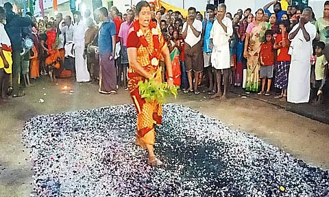 உத்திரமேரூர் ஸ்ரீ திரிசூலகாளியம்மன் கோவிலில் தீமிதி திருவிழா