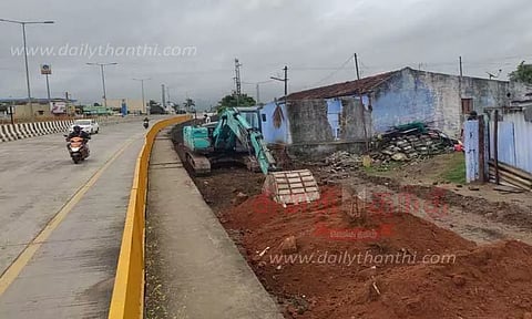 சர்வீஸ் சாலை அமைக்கும் பணி தொடக்கம்