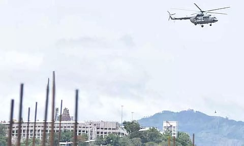 தாழ்வாக பறந்த ராணுவ ஹெலிகாப்டர்