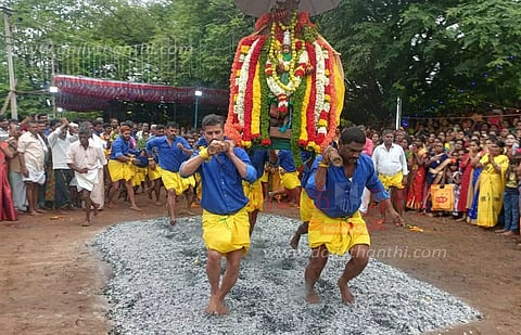 ராயக்கோட்டை அருகேஅம்மன் கோவில் திருவிழாபக்தர்கள் தீமிதித்து நேர்த்திக்கடன்