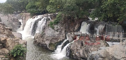 கர்நாடக அணைகளில் இருந்து தண்ணீர் திறப்பு:ஒகேனக்கல்லுக்கு நீர்வரத்து வினாடிக்கு 4 ஆயிரம் கனஅடியாக அதிகரிப்பு