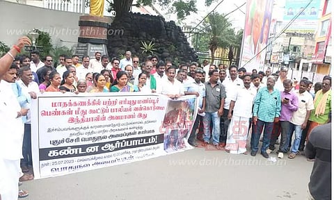 சமூக அமைப்புகள், கம்யூனிஸ்டு ஆர்ப்பாட்டம்