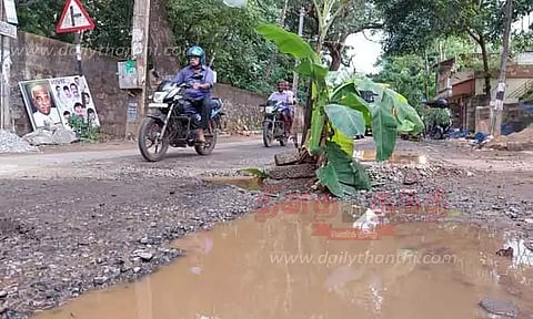 சாலையில் ஏற்பட்ட பள்ளத்தில் வாழை நட்ட பொதுமக்கள்