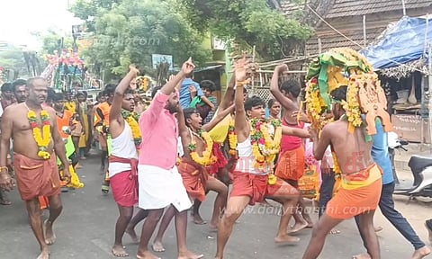 காவடி எடுத்து பக்தர்கள் நேர்த்திக்கடன்