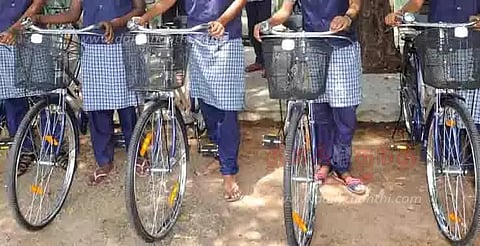 பள்ளி மாணவ-மாணவிகளுக்கு விலையில்லா சைக்கிள் வழங்கல்