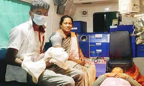 ஆம்புலன்சில் பெண்ணுக்கு பிரசவம் அழகான ஆண் குழந்தை பிறந்தது