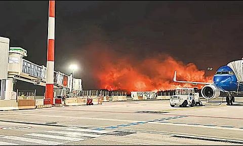 கிரீஸ் நாட்டில் காட்டுத்தீயால் 20 ஆயிரம் பேர் வெளியேற்றம்: இத்தாலியில் விமான நிலையம் மூடல்