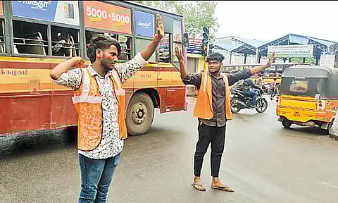 பஸ்கூரை மீது ஏறி ரகளை செய்த மாணவர்களுக்கு '7 நாட்கள் போக்குவரத்தை சீர் செய்ய உத்தரவு'