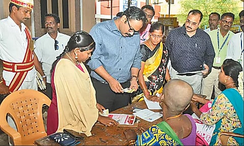 மகளிர் உரிமை திட்டத்திற்கான முகாம்களில் கலெக்டர் ஆய்வு