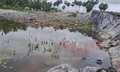 பாறை உள்ள பகுதியில் ஏழைகளுக்கு வீட்டுமனை ஒதுக்கீடு