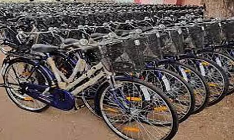 உடன்குடி தேரியூர் பள்ளியில் மாணவர்களுக்கு இலவச சைக்கிள்