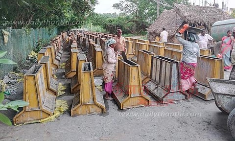 தயாராகி வரும் சிமெண்டு தடுப்புகள்