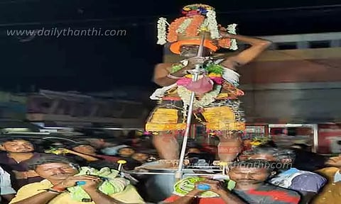 அரிவாளில் ஏறி ஊர்வலமாக வந்த சாமியாடி