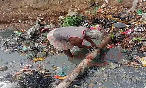 கழிவுநீர் கால்வாய் பகுதியில் குடிநீர் குழாய்கள்