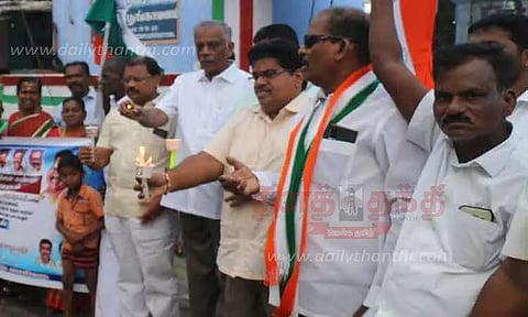 காங்கிரசார் மெழுகுவர்த்தி ஏந்தி ஆர்ப்பாட்டம்