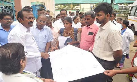 ஈரோட்டில் போக்குவரத்து நெரிசலை தவிர்க்க புதிதாக இணைப்பு சாலை வசதி ஏற்படுத்தப்படும்அமைச்சர் முத்துசாமி தகவல்