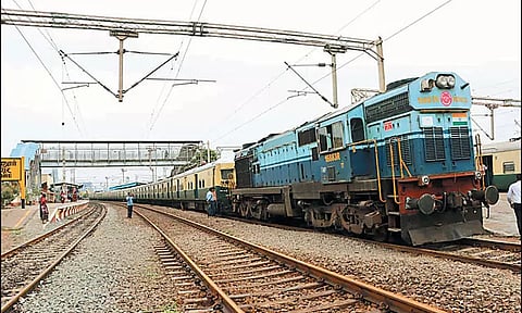 எண்ணூரில் எந்திர கோளாறால் மின்சார ரெயில் நிறுத்தம்