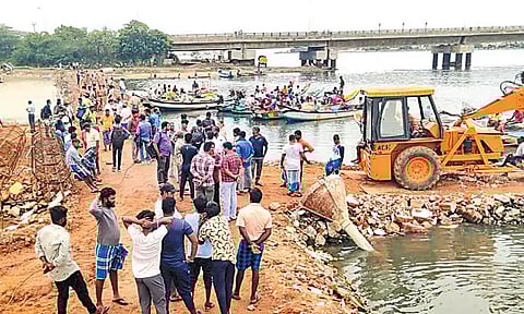 கொசஸ்தலை ஆற்றில் மின்கோபுரம் அமைக்க மீனவர்கள் எதிர்ப்பு