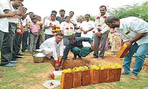 காஞ்சீபுரம் மாவட்டம் வளையக்கரணை ஊராட்சியில், அரசு பள்ளிக்கு கூடுதல் வகுப்பறை கட்டிடம் கட்டுவதற்கான பணி தொடக்கம்