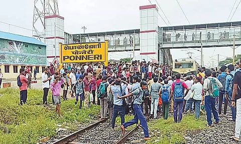 எண்ணூரில் எந்திர கோளாறால் மின்சார ரெயில் நிறுத்தம்; பயணிகள் மறியல் போராட்டம்