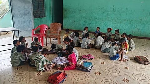 சமுதாய கூடத்தில் செயல்படும் தொடக்கப்பள்ளி