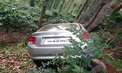 கோத்தகிரி அருகே 20 அடி பள்ளத்தில் கார் கவிழ்ந்தது-டிரைவர் உயிர் தப்பினார்