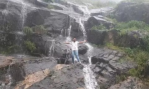 சார்மடி மலைப்பகுதியில் ஆபத்தை உணராமல் அருவி முன்பு 'செல்பி' எடுக்கும் சுற்றுலா பயணிகள்