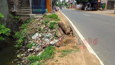 இடிந்து விழுந்த வாய்க்கால் பாலம் தடுப்பு சுவர் சீரமைக்கப்படுமா?